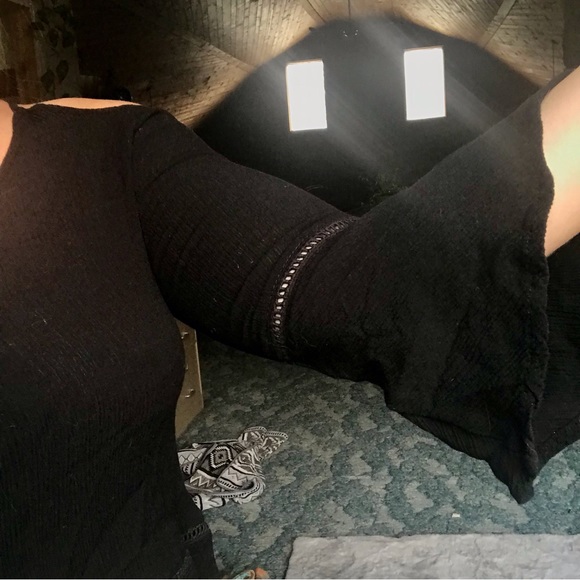 Off the shoulder boho flare sleeve cropped blouse black small frilly bottom - Picture 3 of 6